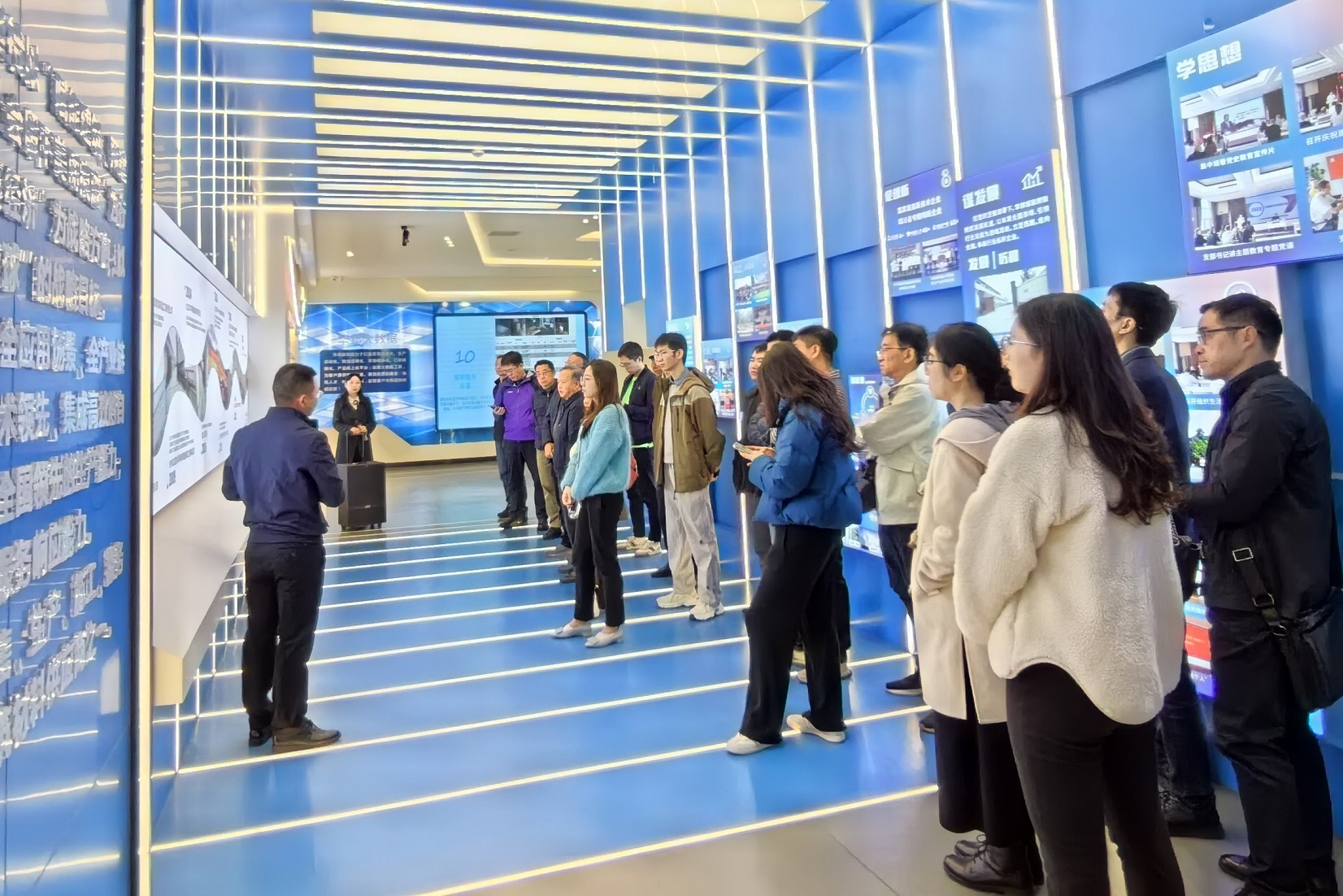 上海交通大學(xué)四川校友會(huì)及青白江區(qū)工商聯(lián)一行蒞臨華邦保和考察交流 上海交通大學(xué)四川校友會(huì)及青白江區(qū)工商聯(lián)一行蒞臨華邦保和考察交流